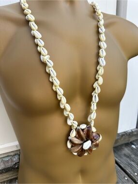 Balanced Cats Paw Cowrie Lei